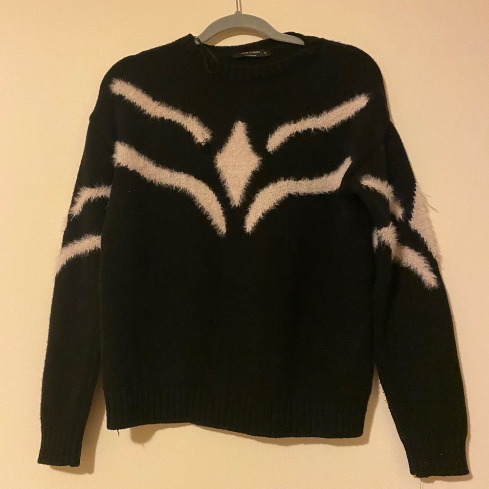 Black-white knitting sweatshirt